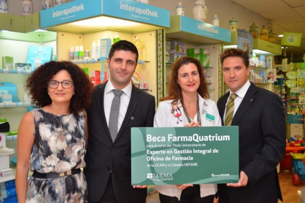 Entrega de la Beca FarmaQuatrium a Micaela Sarría González