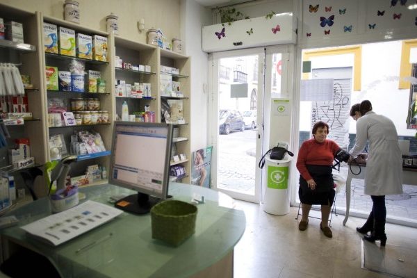 Las farmacias andaluzas deberán separar espacios para atender consultas y dispensar medicamentos