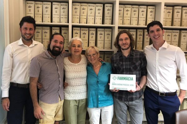Eugenia Pascual y Lluis Meana estrenan titularidad de farmacia en Barcelona