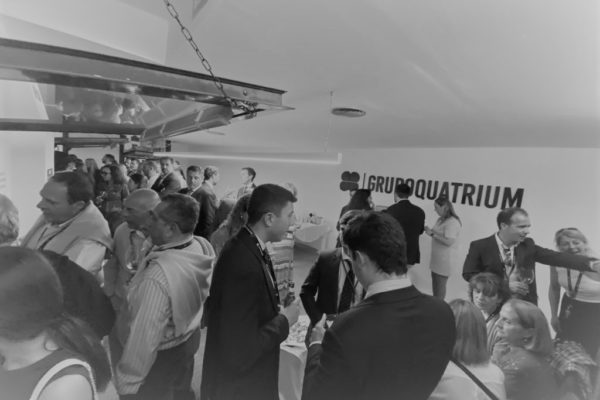 FarmaQuatrium recibió a los farmacéuticos sevillanos en sus balcones para disfrutar de la Semana Santa