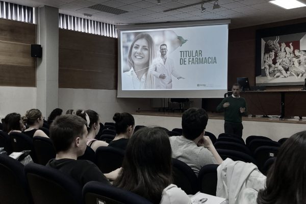 FarmaQuatrium explica a los futuros farmacéuticos de la Universidad de Santiago que convertirse en titular de farmacia es una realidad a su alcance
