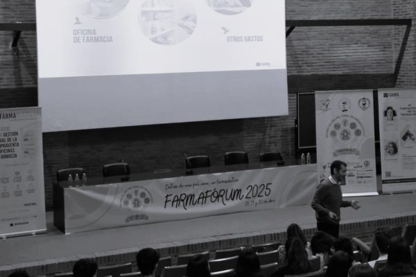 FarmaQuatrium apuesta por ver la juventud de los universitarios de Farmacia como una aliada a la hora de convertirse en titular de una Oficina de Farmacia