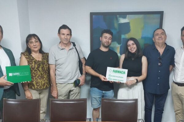 Celia Ortiz e Ismael Ferrer se ponen al frente del mostrador de una farmacia en Catral, Alicante