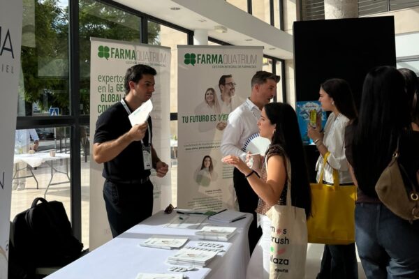El acompañamiento experto, clave para dar el salto del aula al mostrador de la Farmacia